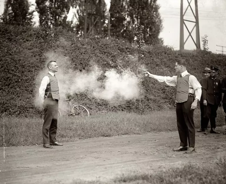 Випробування бронежилета в 1923 році.